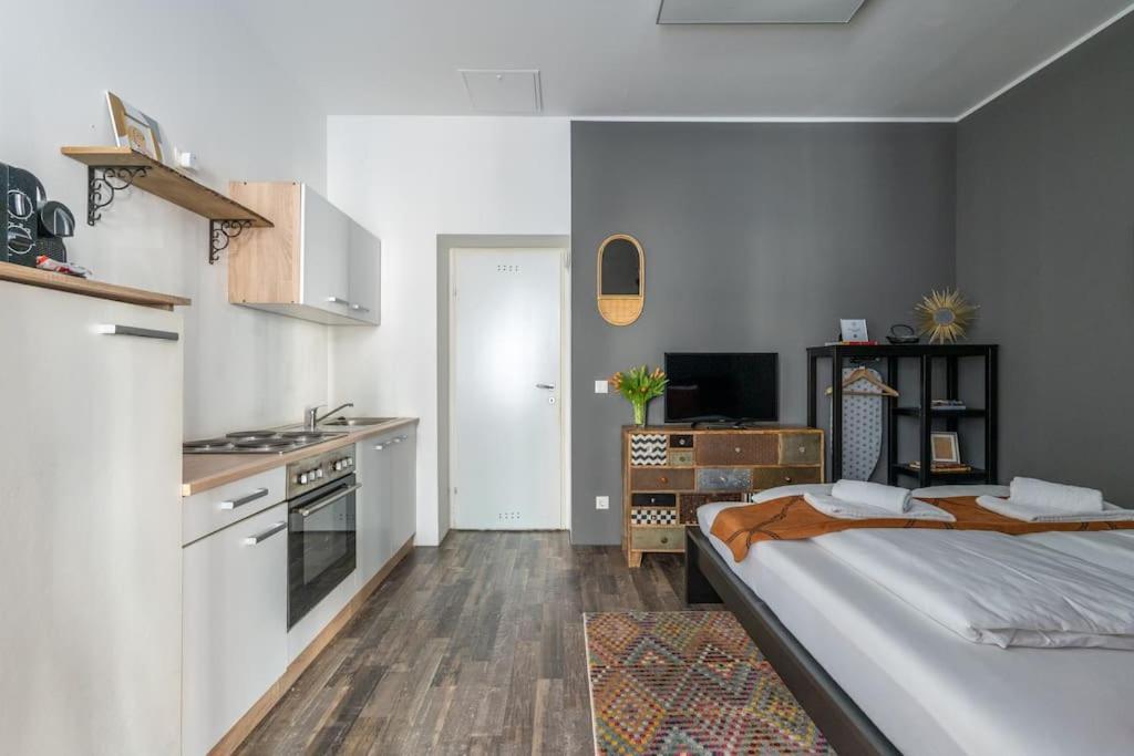 Chic Studio By City Center By Hm Вена Экстерьер фото